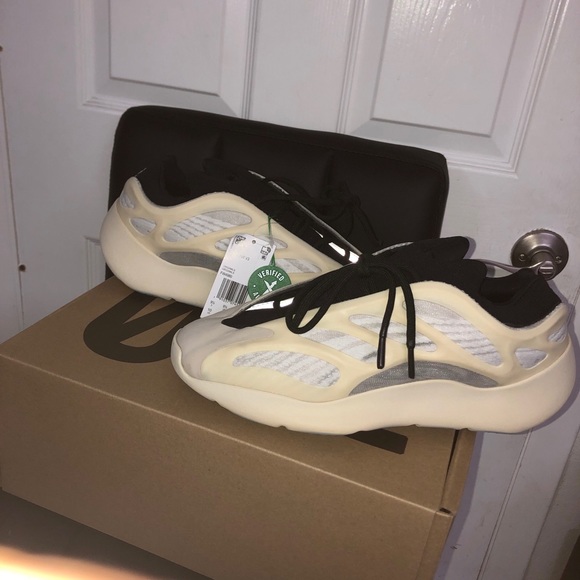 yeezy boost 700 size 10